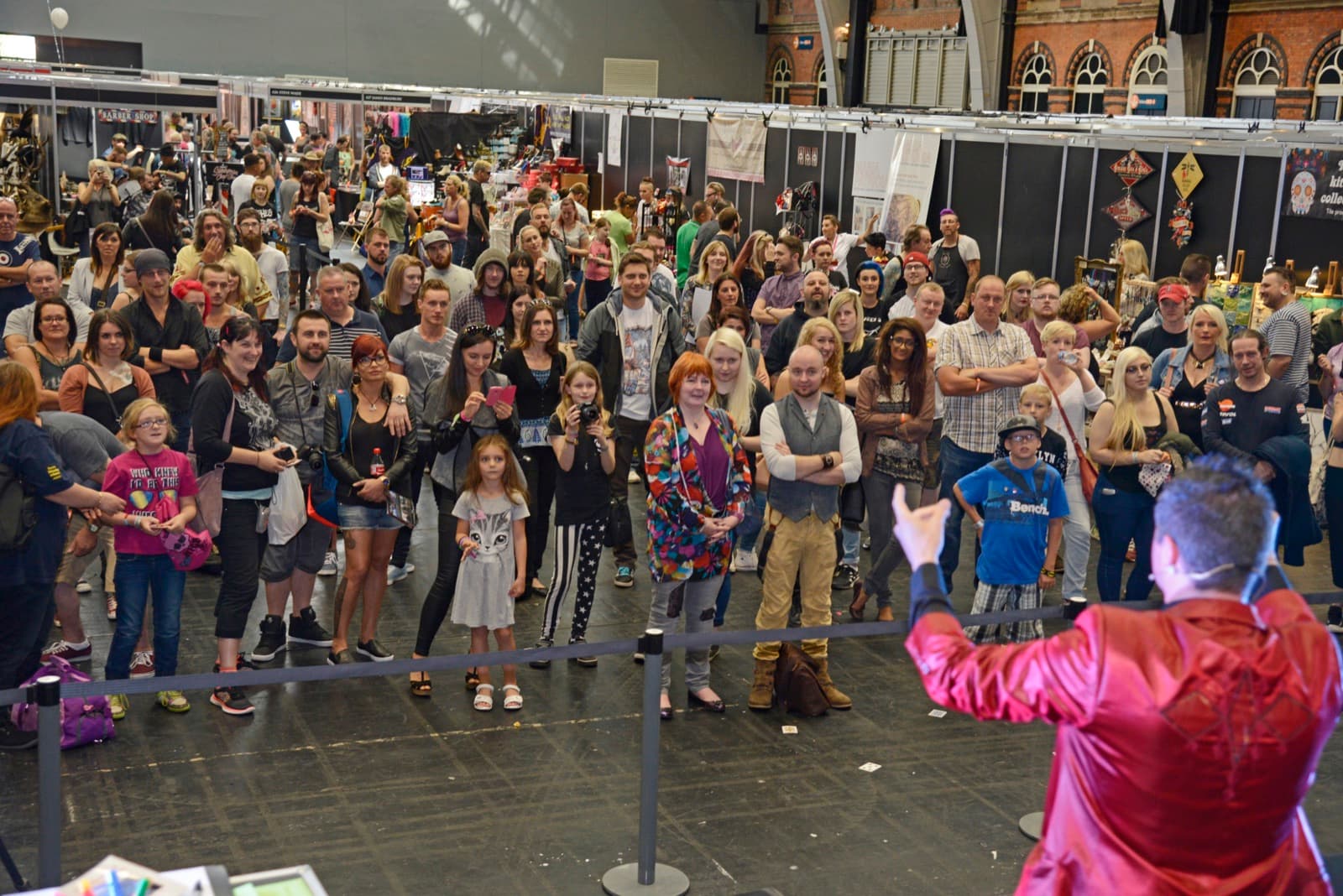 A crowd watching mind magic